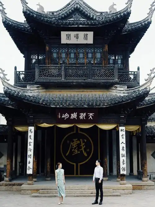 江南最不缺的就是古镇新中式,道具94再配上古镇和戏台是江南特有的