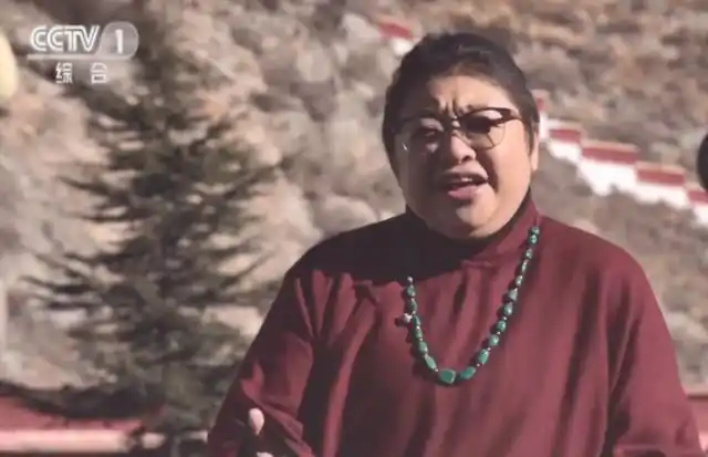 韩红:身穿藏服回家乡,布达拉宫广场快闪演唱《唱支山歌给党听》