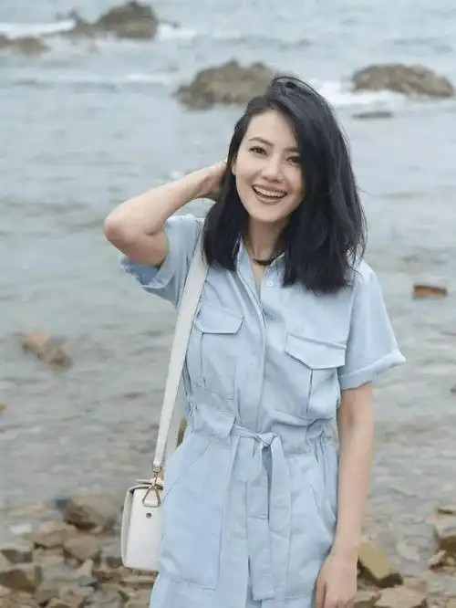 所以人一想到高圆圆就联想到她的齐肩短发,因为这个发型基本就是她"