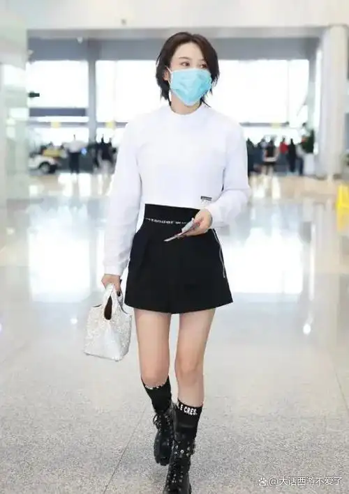 张馨予的街拍照再度掀起轩然大波,将她的日常生活带到了公众眼前,展示