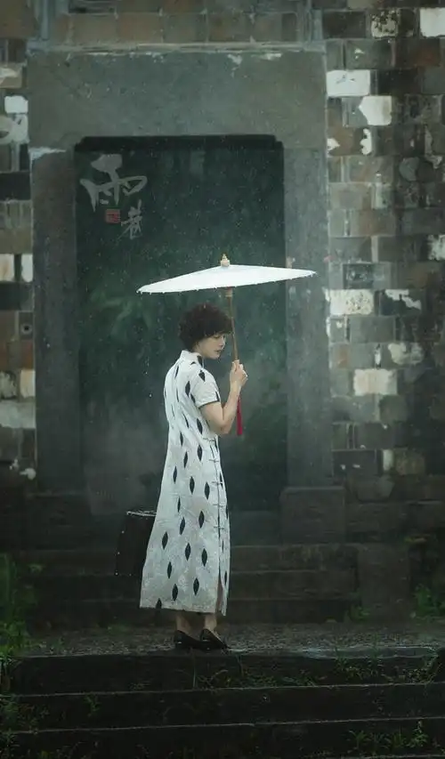 雨巷里的丁香花依然那么凄美