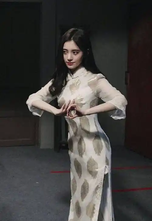 鞠婧祎真有胆量,最新封面穿白裙披超长披风,看起来像小孩子_红色_旗袍