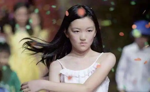 原创王菲女儿李嫣为义卖露面发色夸张穿着清凉兔唇修复成功无伤疤