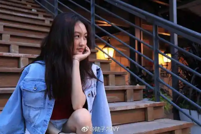 曾与吴磊佟丽娅合作过的童星陆子艺如今已长大成长腿清爽美女