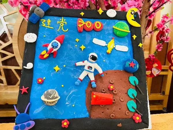 巧手的家长和孩子们围绕主题"童心向党  礼赞百年",拿出十八般武艺