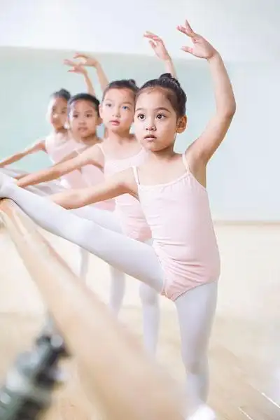 小女孩们练习芭蕾舞