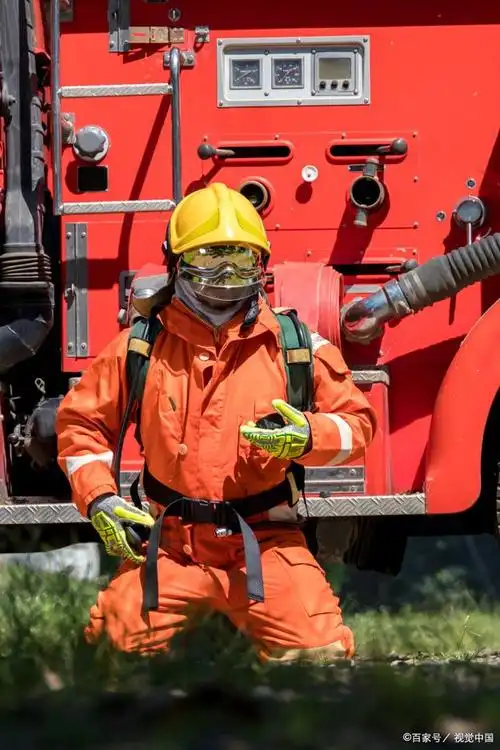 消防员是一群英勇无畏,敢于牺牲的人,他们在火灾,地震,洪水等灾害中