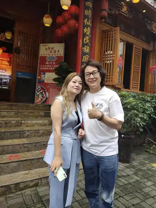 著名歌手谢军《阿哥阿妹》助力贵州教育事业