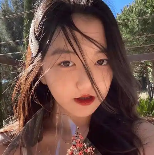 王菲女儿"整容"式长大,治好兔唇气质大变,涂上大红唇秒变女神_李嫣