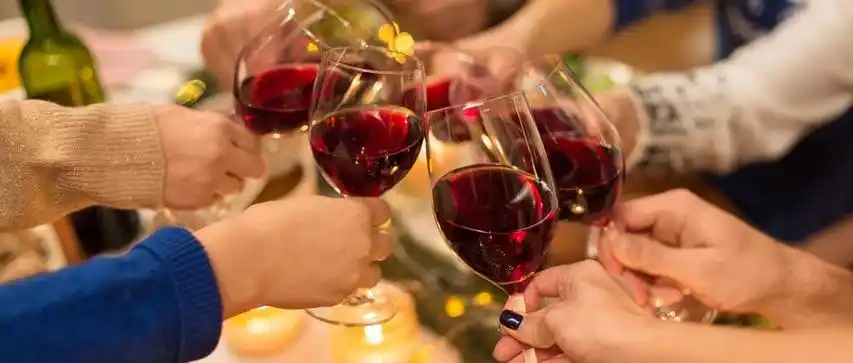 摄图网_300162281_wx_节日庆祝亲密的朋友家里吃诞晚餐,喝红酒碰杯