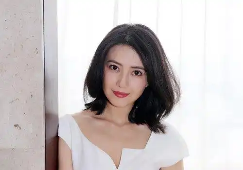 梳黑色齐肩发美回周芷若 高圆圆示范黑色披肩发正确梳法 - 发型设计