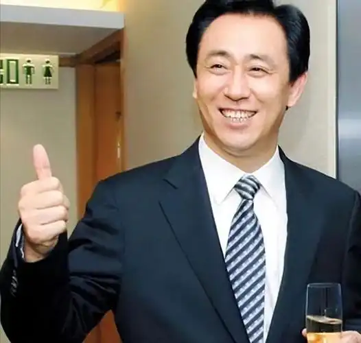 对管理有一定的手腕,任职恒大副总裁期间,许智健做出了很多成绩,他还