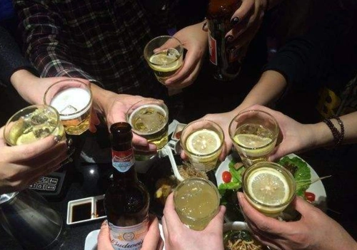 喝酒为什么要碰杯?这些酒桌文化你得知道