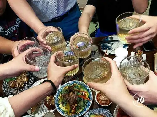 手机下的梅子酒是这一个样子的,开心碰杯,遇到对味的朋友一起喝酒吃肉