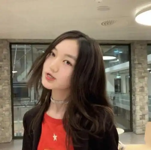 王菲为小女儿庆生,李嫣兔唇痕迹全无,相差36岁的母女像姐妹