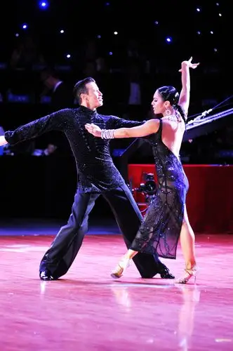 舞彩缤纷今夜鹏城无眠,世界国标舞盛典璀璨深圳盐田!