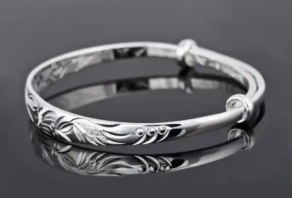 银手镯的外观上面雕刻着各种寓意吉祥的图案,这些图案仿佛在