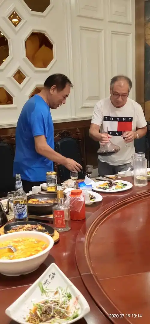 二建国同学好哥们开始碰杯喝酒.一饮而尽.