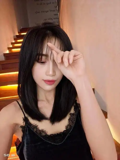 无论是和朋友聚会还是出门逛街,晚上总是比白天更有感觉,而在夜晚自拍