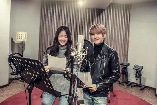 伯贤昭宥合作配合默契 《下雨了》录音室照公开[组图]