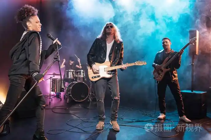 在舞台上的摇滚乐队