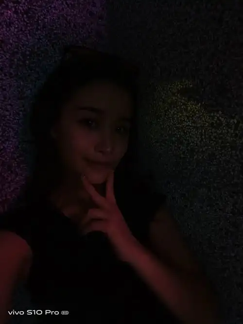 并配套了夜景降噪算法,通过软硬件结合的方式,让自拍者在夜晚也能定格