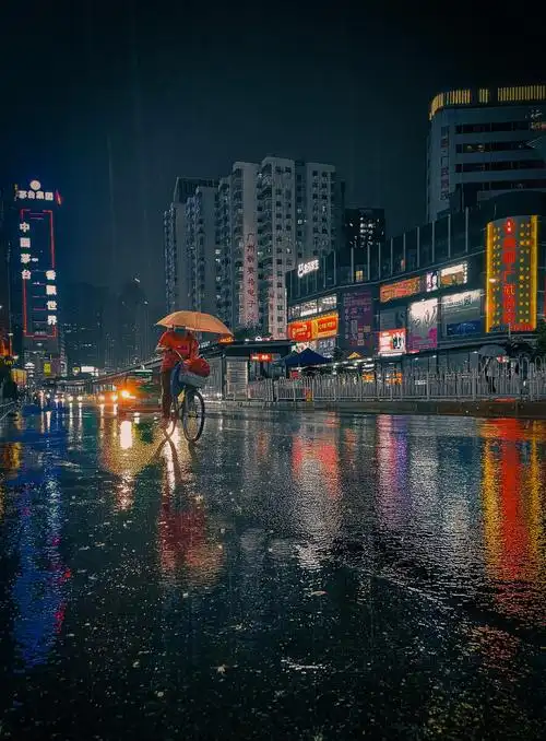 雨天74夜晚买吃的手机拍摄几张