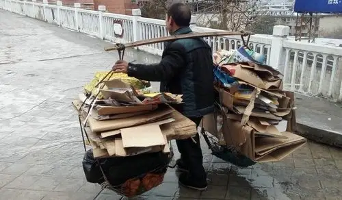 农民靠收废品供了3个孩子读大学,提起这件事,他很自豪