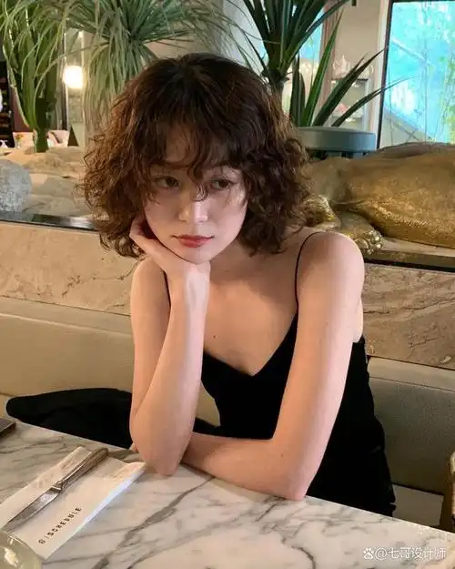 今日,我便来为大家揭开一款迷人发型的神秘面纱——那便是齐肩羊毛卷