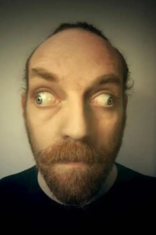 一个男性,仅一个人,仅一个中年男性,首都,休闲装,肩膀,摄影,幽默,对眼