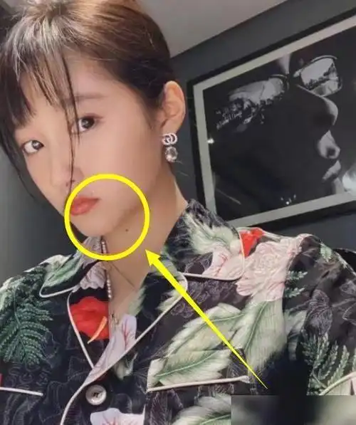 关晓彤晒自拍却没扑粉看到她脖子上细节粉丝纷纷私发小鹿