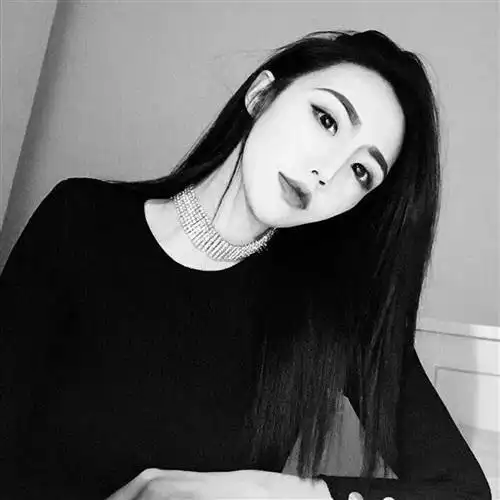 再痴心不敌流年黑系超拽黑白女生头像