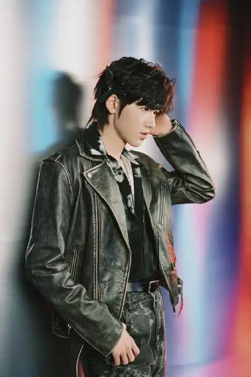 宋亚轩皮衣侧脸随拍#宋亚轩超话帅气的文艺范小宋~闪耀星程,伴你远航