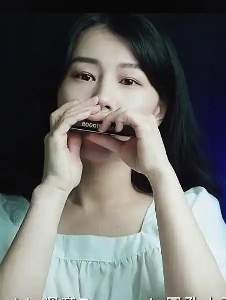 美女小姐姐口琴演奏经典歌曲《东方之珠》,唯美又浪漫-度小视