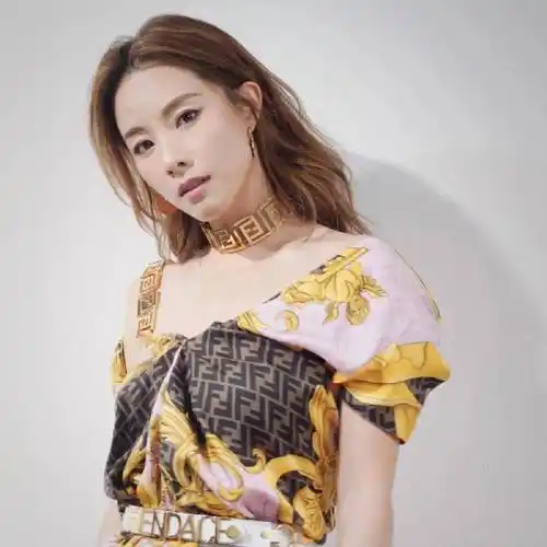 邓丽欣晒与男友影子合照承认恋情:感谢大家的祝福_邱胜翊_王子_男子