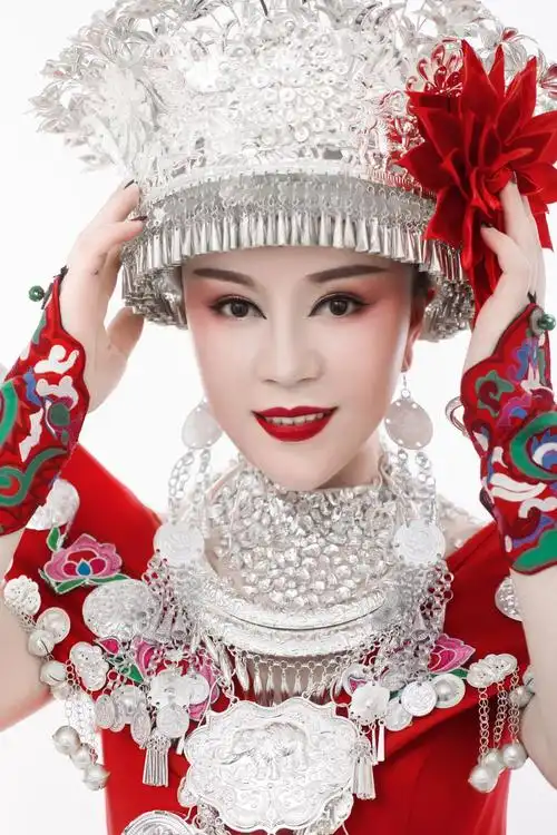 据了解:朵久央(原名:李兰),贵州省雷山县人,她是我省著名苗族原创歌手