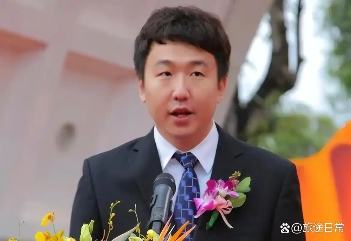 许智健的独立成才之路 许智健是许家印的长子,与弟弟许滕鹤截然不同.