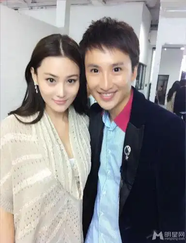 张馨予日常生活照 生活离不开手机的张馨予-明星写真壁纸生活照