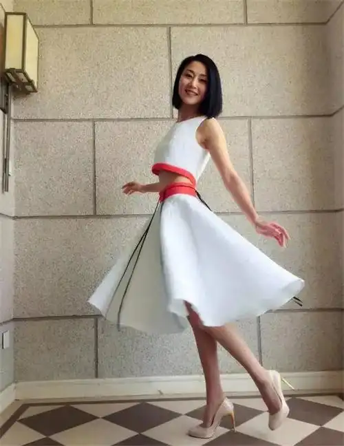 50岁的马小玲万绮雯罕见亮相穿短袖衬衫配薄纱裙像少女