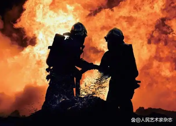 他是英勇的消防员,感性的诗人,敏锐的摄影师,多重身份的他,细腻地捕捉