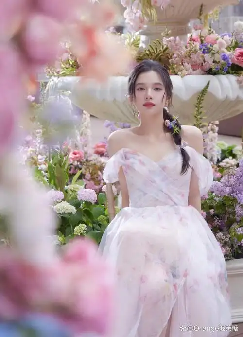 张婧仪最新造型图曝光,她身着薄纱长裙置身繁花中,化身花仙子灵动优雅