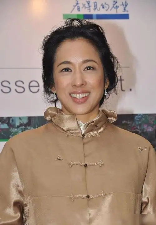 朱玲玲保养的也太好了吧都年过60了和陈法蓉合照也不显老