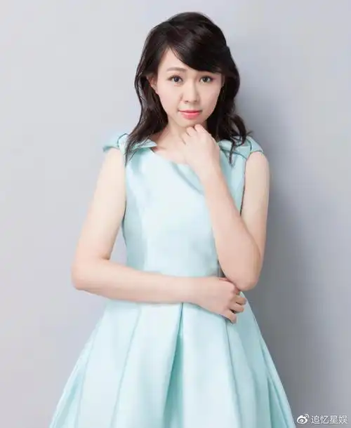 除了上面一个,还有以下三个:今年10月,卓依婷将迎来她的40岁生日