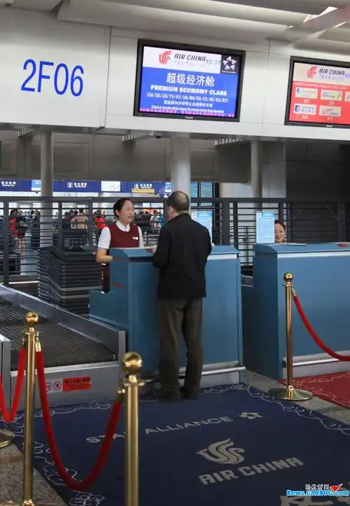 乘坐ca1432的旅客正在国航值机柜台办理其超级经济舱的登机牌