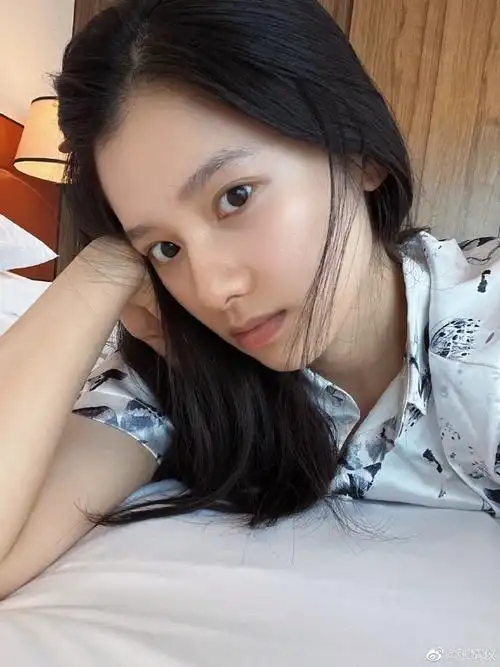 张婧仪休息休息睡到自然醒##张婧仪素颜六宫格自拍