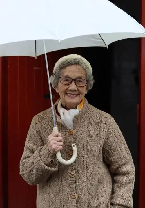 爱美不分年龄,这位老奶奶的穿搭舒服又接地气,慈祥可亲又显气质-热点