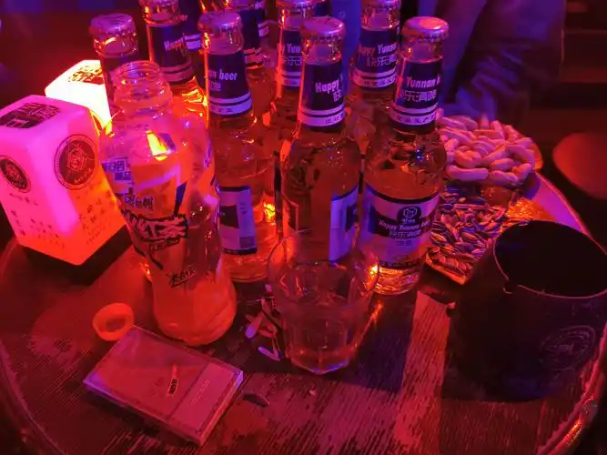 我喝醉了问那个警报.或者和那两个谈判.喝醉了在酒吧三人行怎么办?