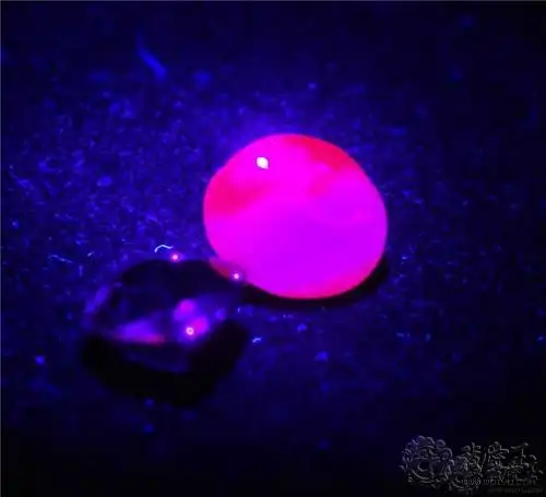 关掉灯,照上紫外荧光灯!神奇的事情发生了,红宝石发出了红色的荧光!