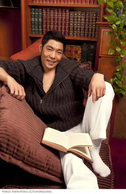 p>屠洪刚,1967年3月15日出生于北京,中国内地男歌手,演员,国家一级