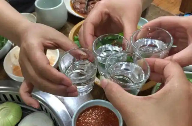过年吃饭少不了喝酒碰杯!记住这三点秘诀,教你变春节聚会红人!